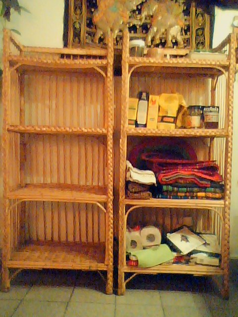 Se Vende x Viaje: Dos Muebles de mimbre con estantes para múltiples