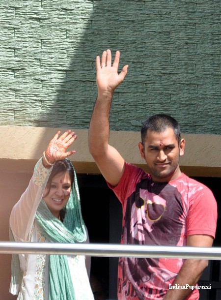 Dhoni And His Wife Sakshi Spotted At The Balcony Of Their Home In Ranchi Cinema Gallery