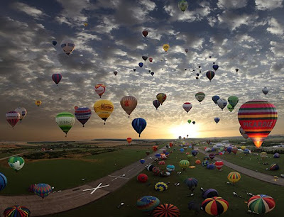 wide angle photo of dozens of hot air balloons in competition