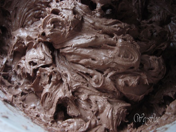 anderartig: juhu, die Fenster sind sauber und ein Kuchen steht auf dem