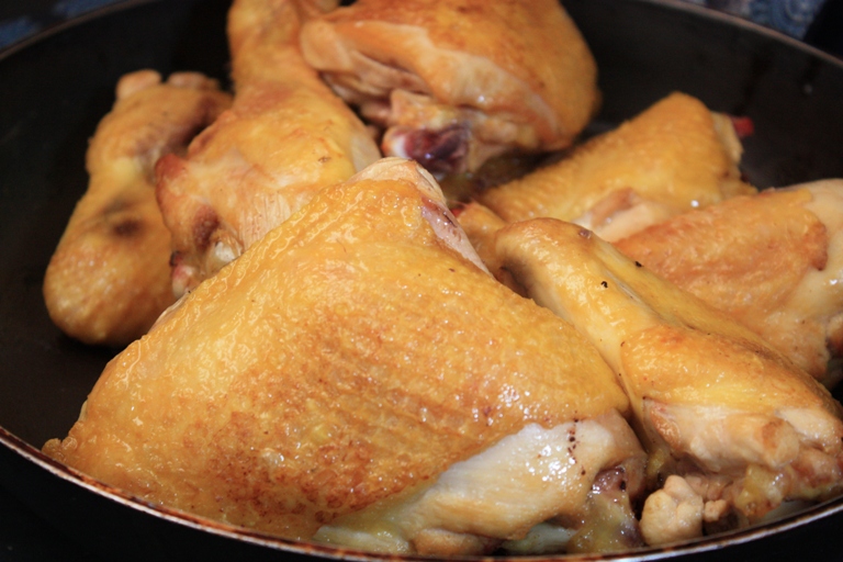 курица с луком. рецепт курицы в луке. курица пополам в духовке. курица в луковой подливе. томленая курица.