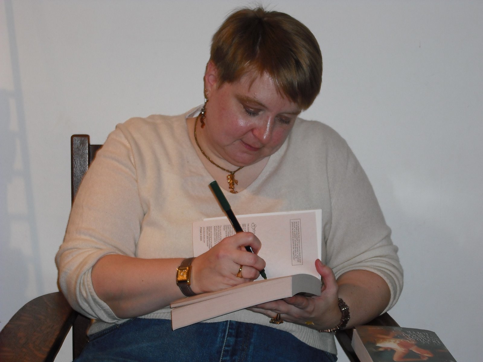 [Vickie+Signing.JPG]