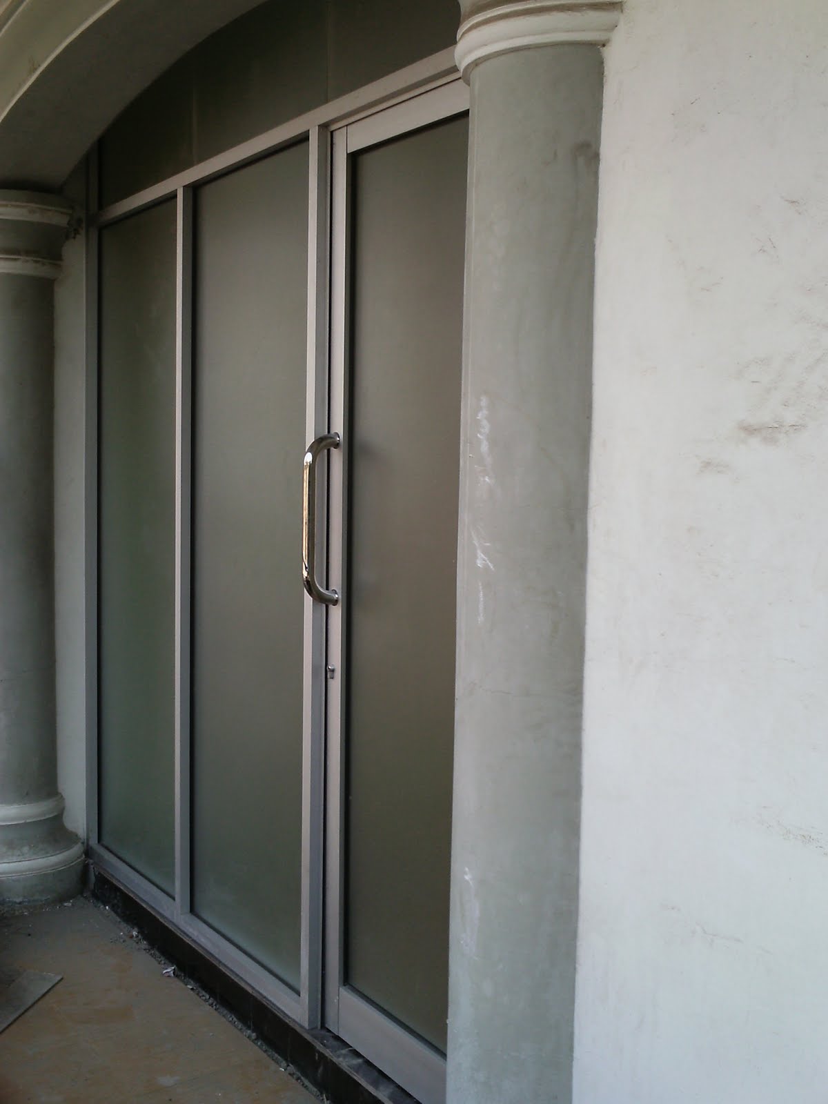 UTAMA ALUMINIUM DAN KACA Kusen & Pintu Swing Aluminium