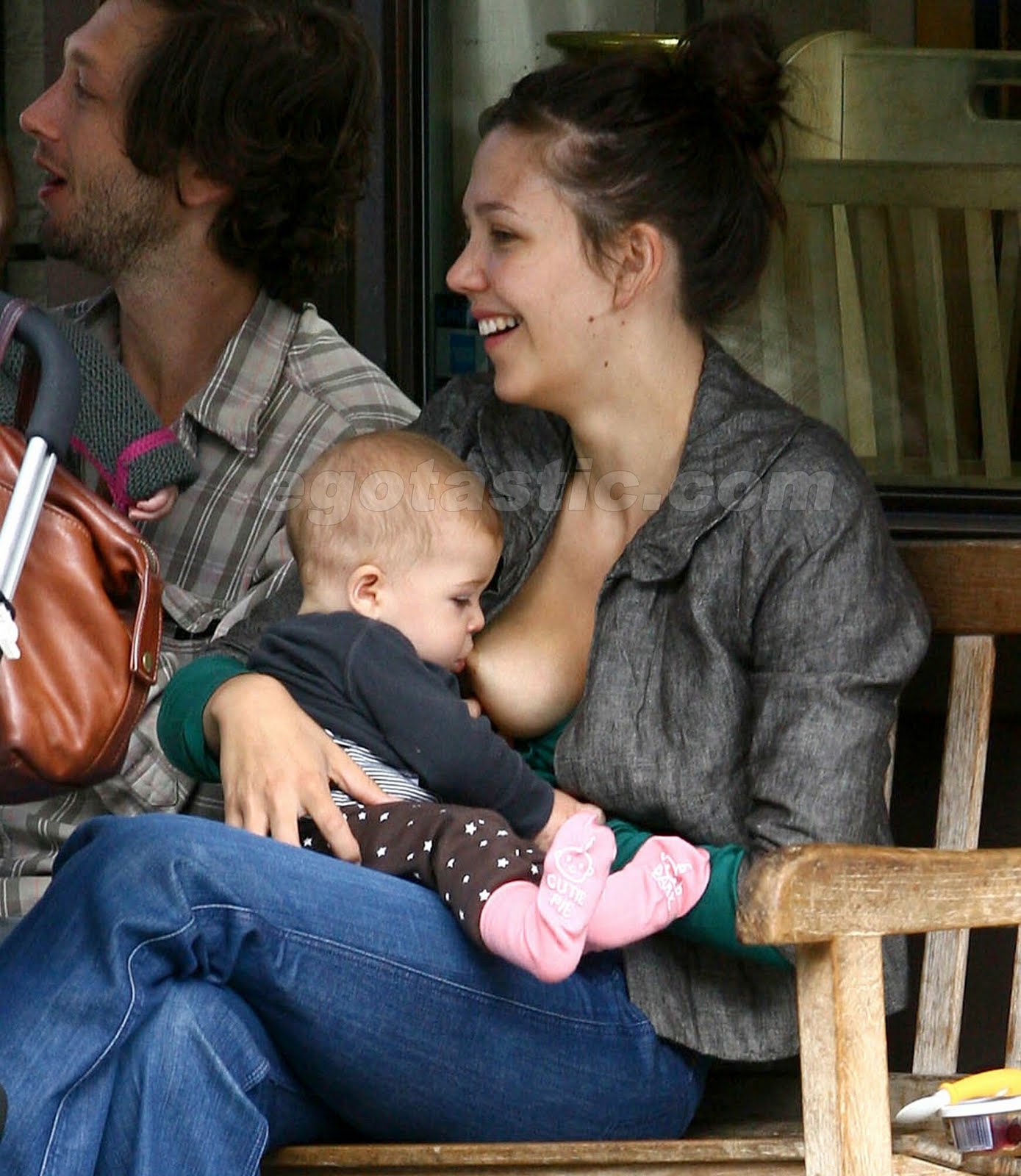 http://1.bp.blogspot.com/_JawvkwAmSRY/TFlyToxDlCI/AAAAAAAAArM/xvHvdeGHLJU/s1600/maggie-gyllenhaal-breast-feeding-01.jpg