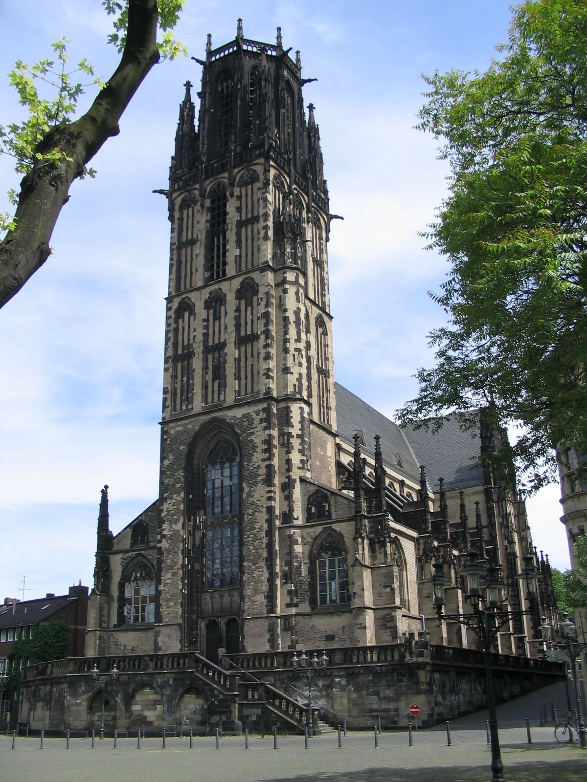 [Duisburg_Salvatorkirche_Turm.jpg]