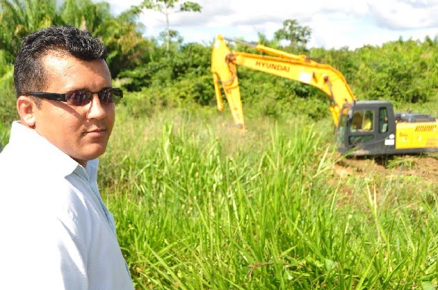 Prefeito Gordo Lopes durante visita de fiscalização das obras