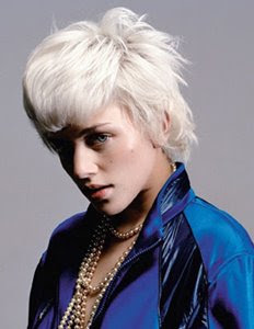 къса платинено руса прическа с обем на косата къса платинено руса прическа с обем на косата