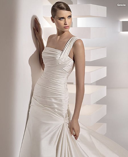 Сватбена рокля с голямо деколте