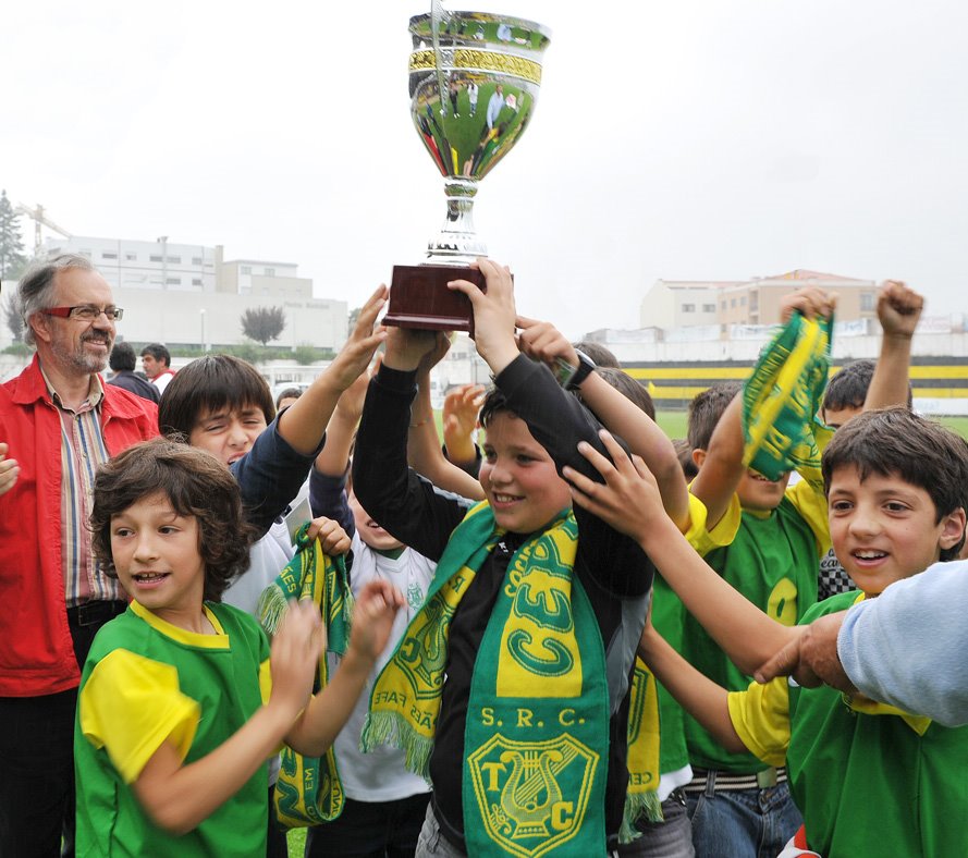[Sociedade+de+Recreio+Cepanense+recebendo+a+Taça.JPG]