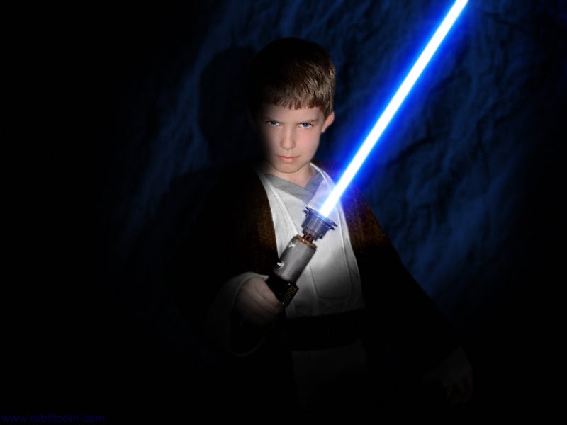 со светящимся мечом. световой меч асоки звездные войны. со светящимся мечом. розовый световой меч. со светящимся мечом.