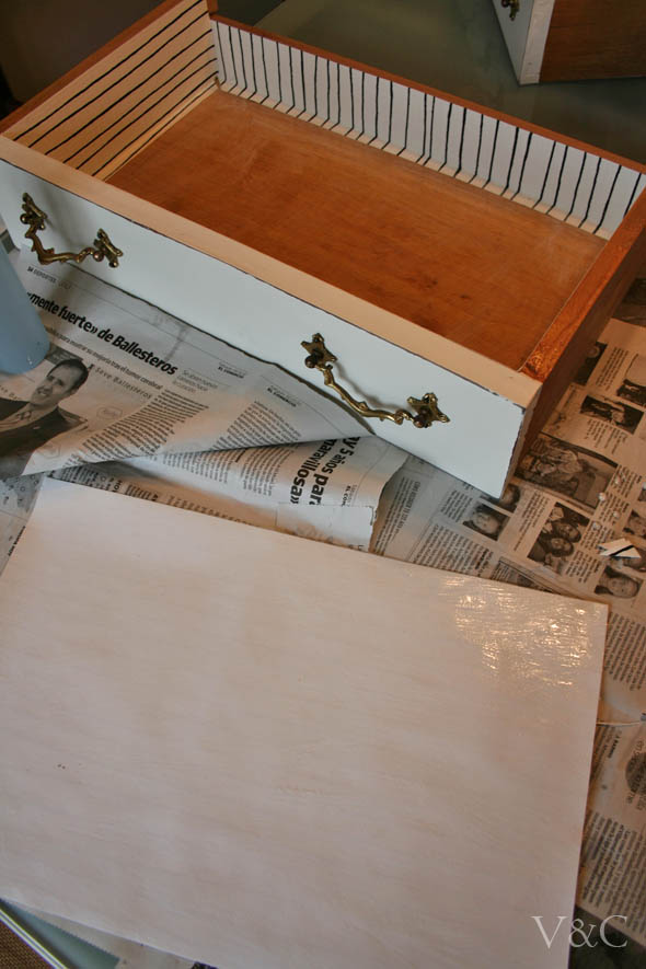 Cómo forrar cajones con papel [] Lining drawers with paper - Vintage & Pequeñas historias de · & Chic. Pequeñas historias de decoración · Blog decoración. Vintage. DIY. Ideas