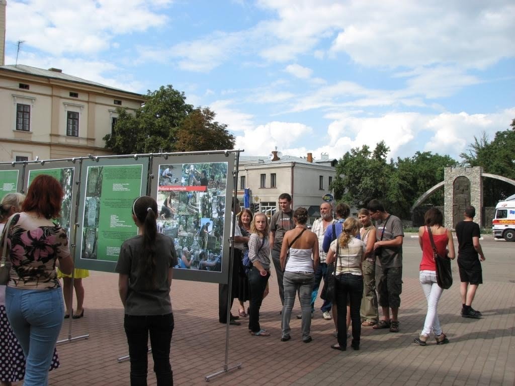 [exhibition+in+Sniatyn+03.JPG]