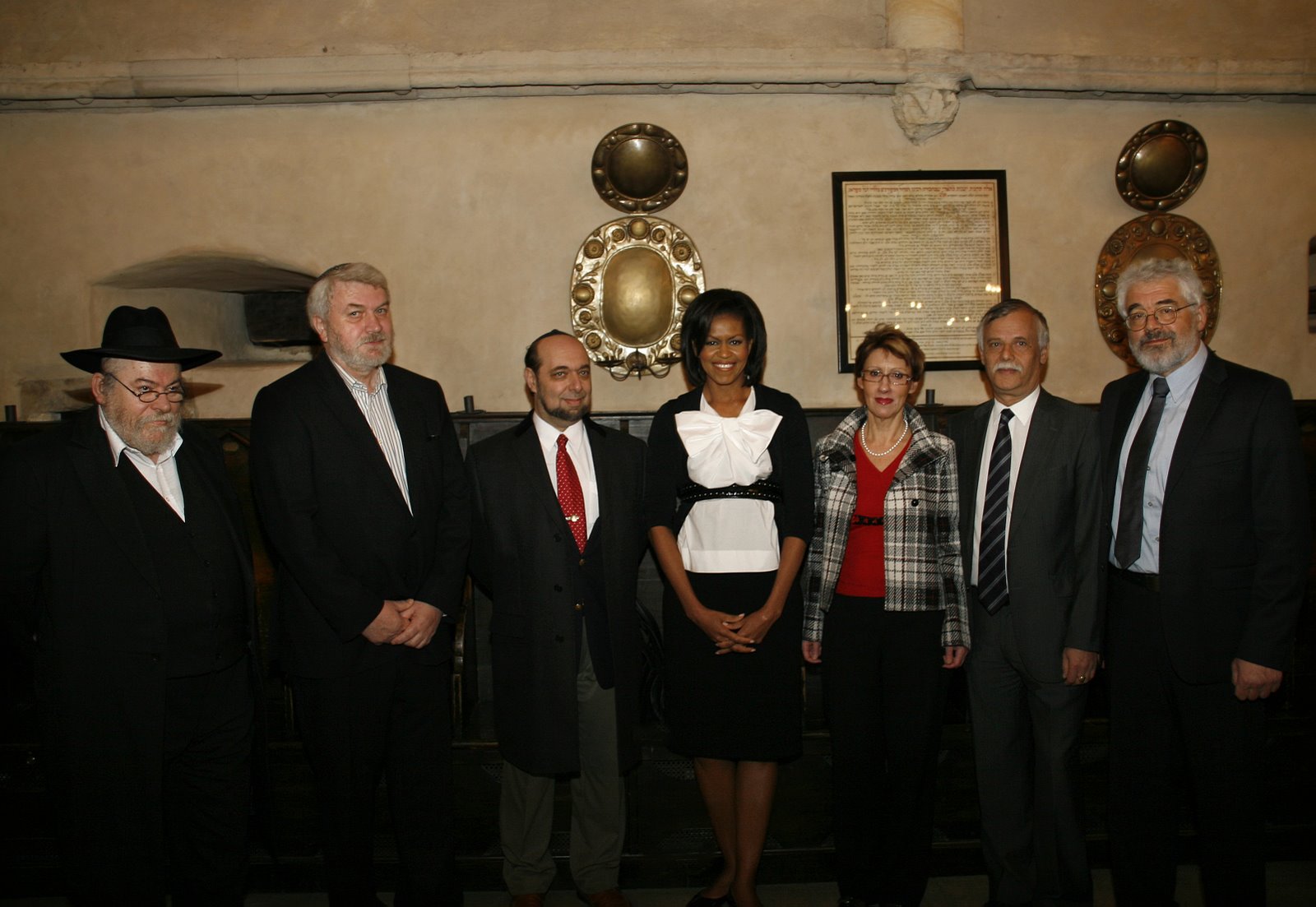 [Michelle+Obama+in+Altneushul+with+JC+leaders.JPG]
