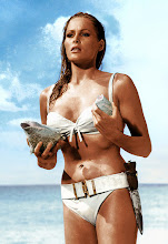 La espectacular Ursula Andress (Honey) en una escena de la 1º película de 007 en 1962...