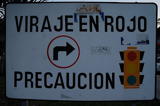 Cartel de viraje en rojo: PRECAUCIÓN