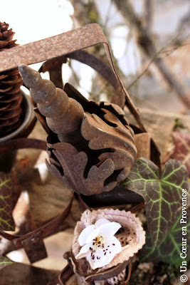 Small rusty bottle carrier