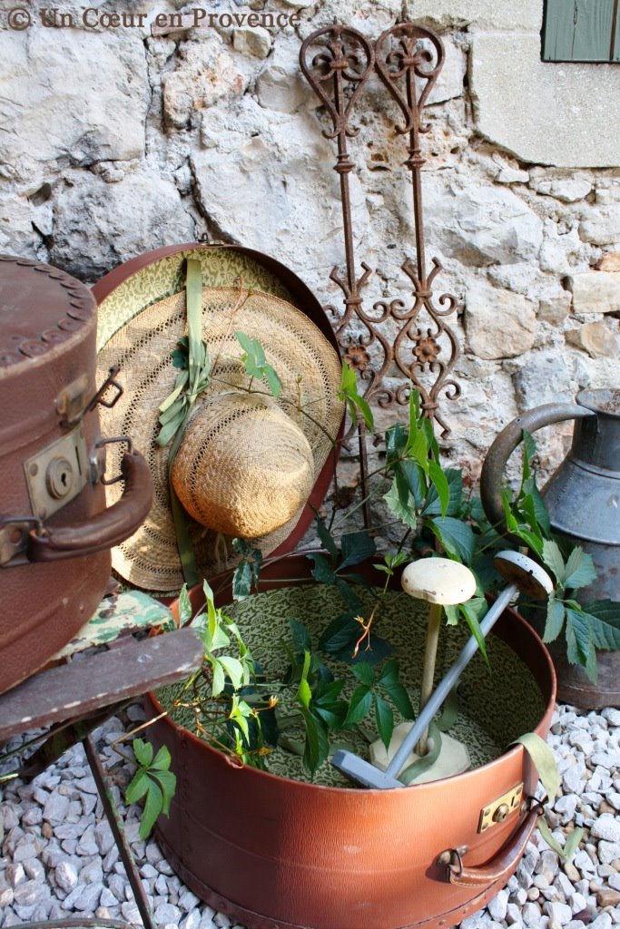 Arrangement with hat boxes