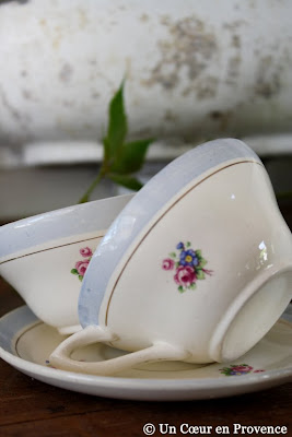 Tasse et soucoupes en porcelaine fleurie