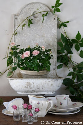 Ancienne fontaine de fontaine et vaisselle en porcelaine