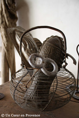 A salad basket with some aluminum molds for chocolats