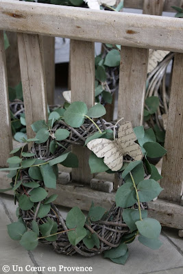 Petite couronne d'osier décorée de branches d'eucalyptus