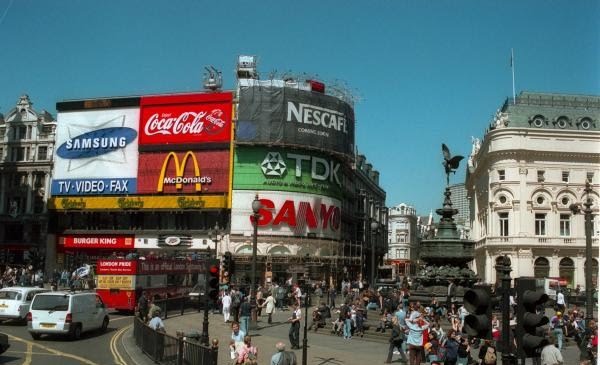 18+ Piccadilly Circus London Sehenswürdigkeiten Background