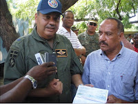 Jefe de la FAD entrega cheque al Comité Pro-Cultura de Barahona