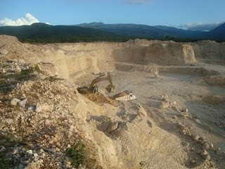 Khoury Industrial carece de retroexcavadora para tapar hoyo ; pero si tiene para depredar a Cabral