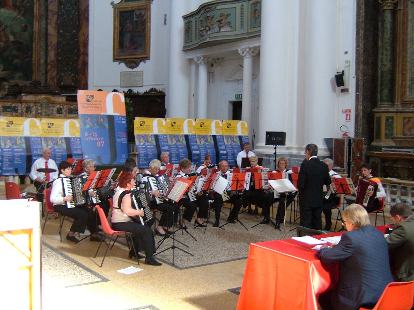 [orkest+speelt.JPG]