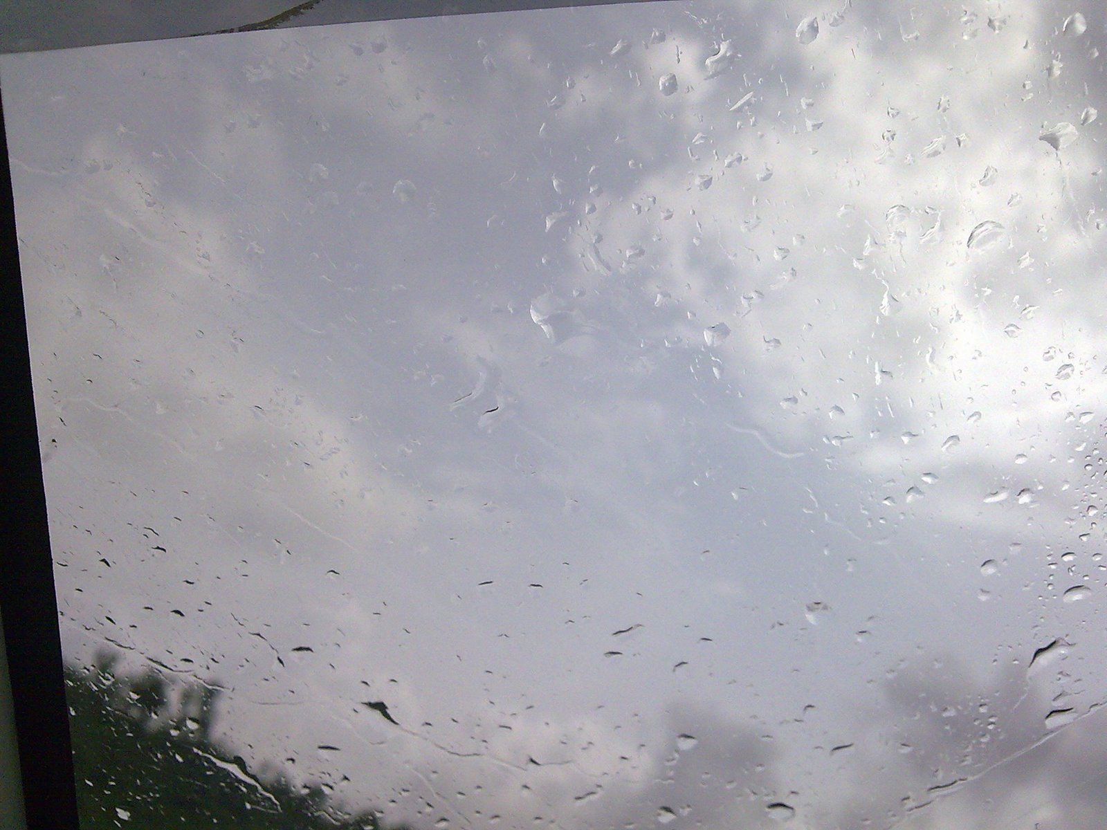 [rain_on_the_windshield02.jpg]
