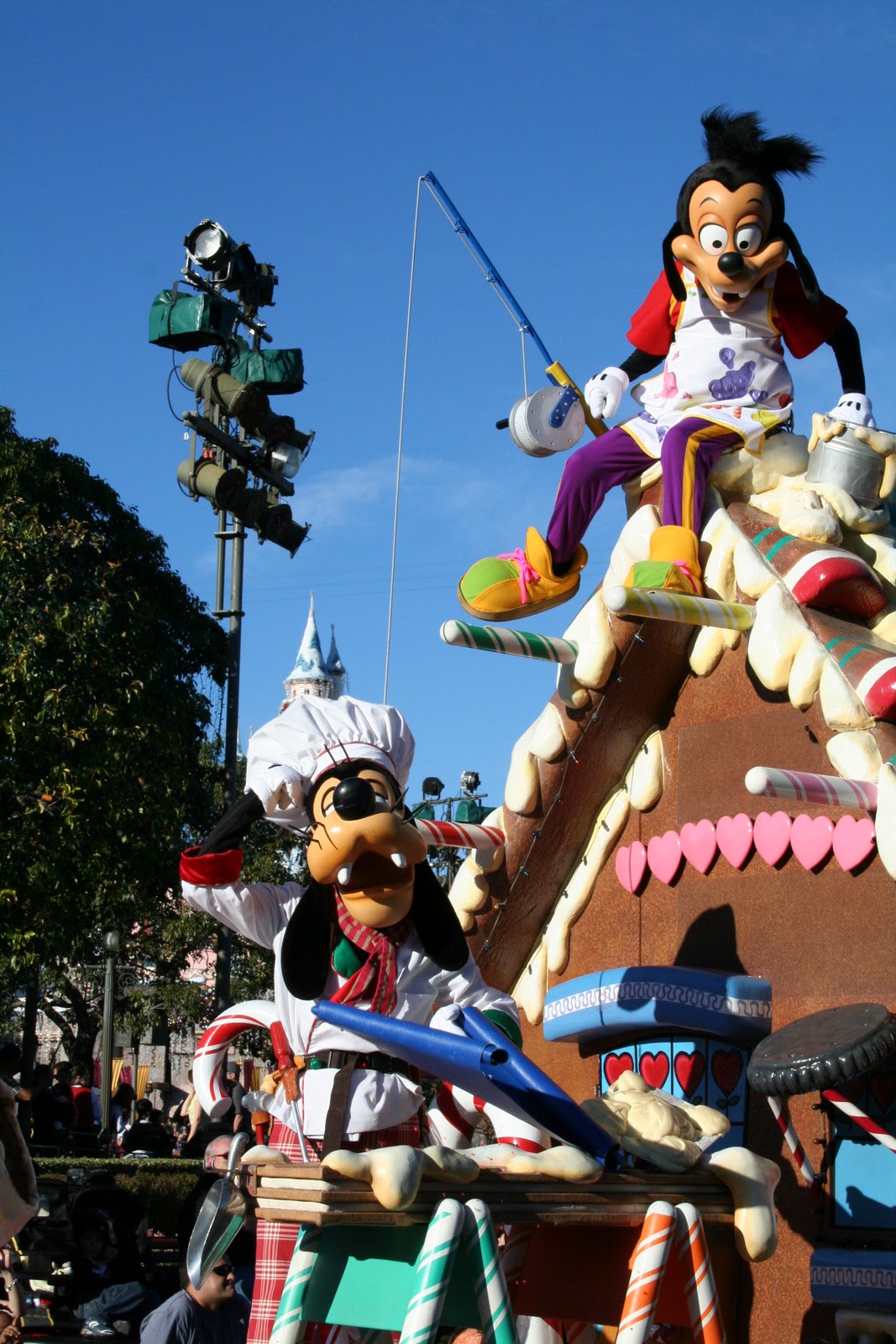 Disneyland Scoop: "A Christmas Fantasy Parade" at Disneyland