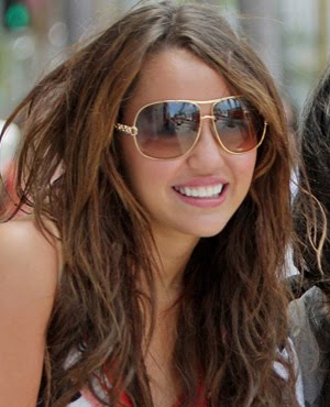 Miley Cyrus to auction clothes | Miley Cyrus Fanclub