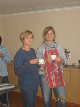 Celia en Merna geniet 'n koffie-breuk