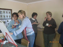 Merna  Pretorius verleen hulp tydens teetyd