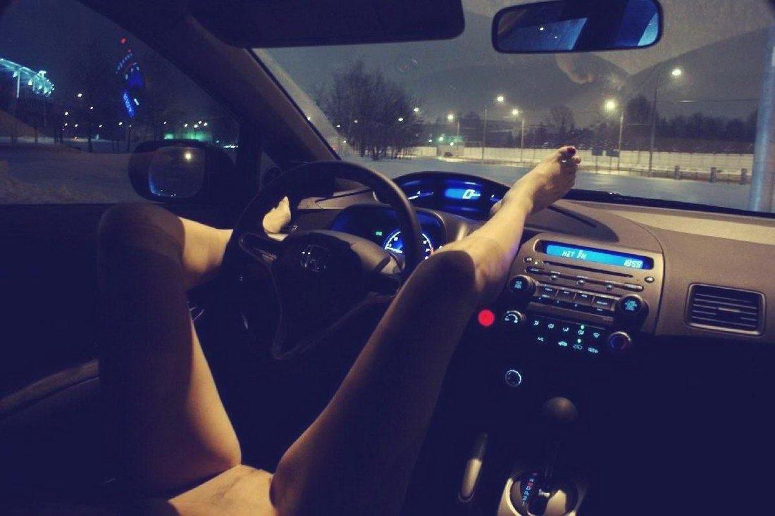 Central Adult Humors Agency: Hot babe completely naked in car