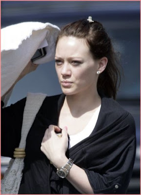 http://1.bp.blogspot.com/_LLUnhvyXLjs/SJmVGpk_BSI/AAAAAAAAAHQ/hGgkkUmvehE/s400/normal_hilary-duff-without-makeup-leaving-pilates-class-12.jpg