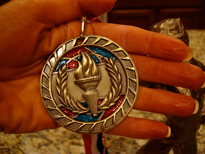 Hand holdig a medal