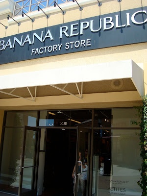 Banana Republic storefront 