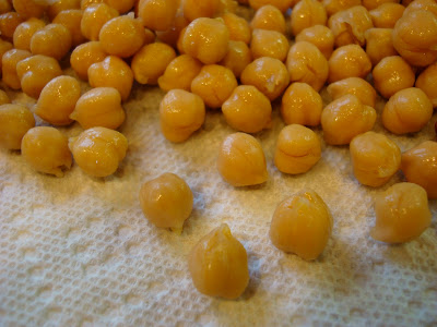 Close up of chickpeas on paper towel