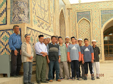 Hadrat Waasi bersama murid madrasah di Bukhara