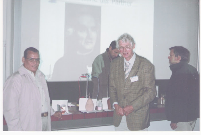 مازن وأحد علماء الكيمياء الألمان في محاضرة له بجامعة نورنبيرج الألمانية