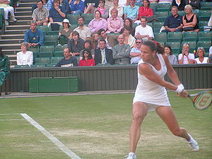 [300px-Lindsay_Davenport_backhand_Wimbledon_2004.jpg]