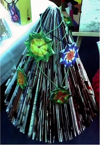 [arvore+de+revista+com+enfeites+de+TBF.JPG]