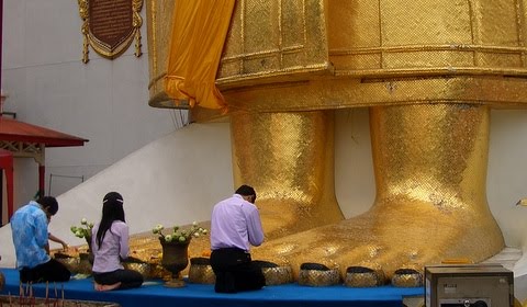 thailand-Praying-at-Buddhas-feet.jpg