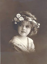 Vintage Postal niña con banda flores