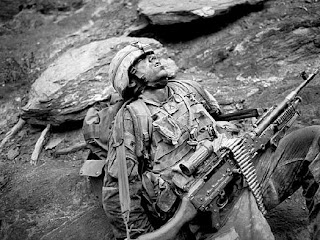 AMAZING PICTURES! Exhausted US soldier in Afghanistan!