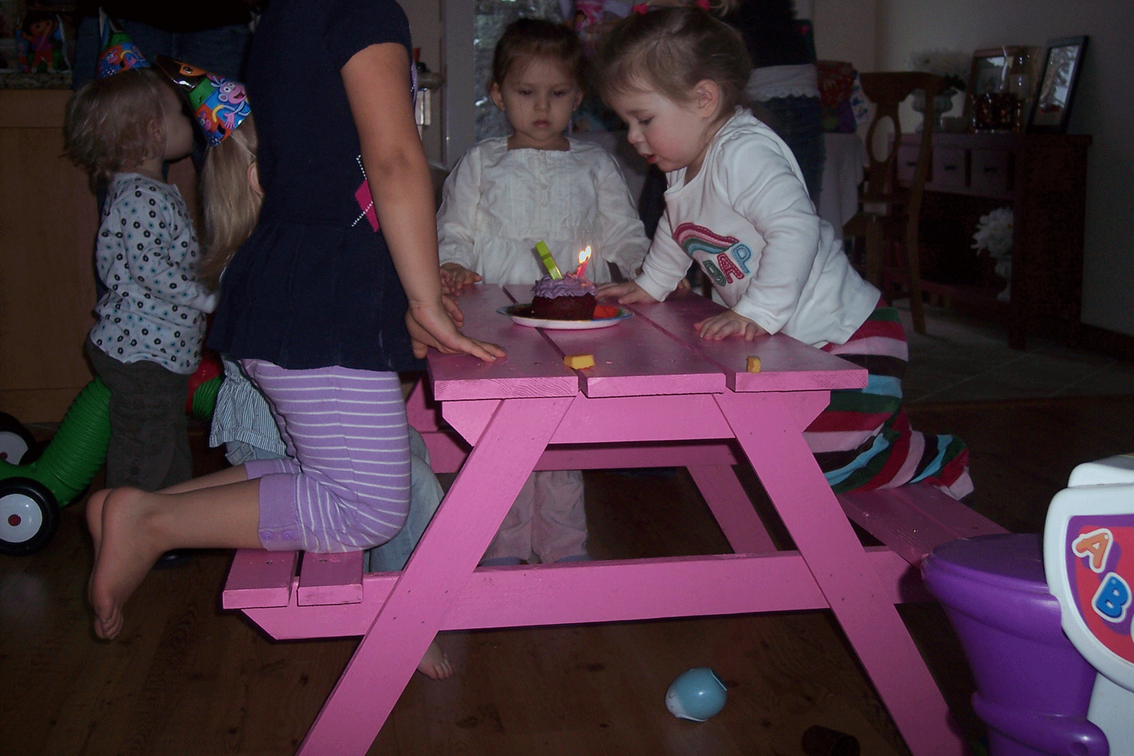 [picnic-table-1.gif]