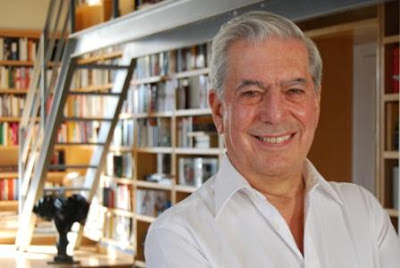 Mario Vargas Llosa sonriente
