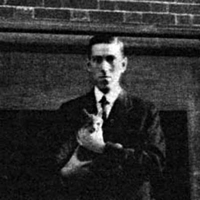 Foto de H. P. Lovecraft posando con un gato