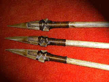 Pontas de flecha em osso lapidado ou  madeira.